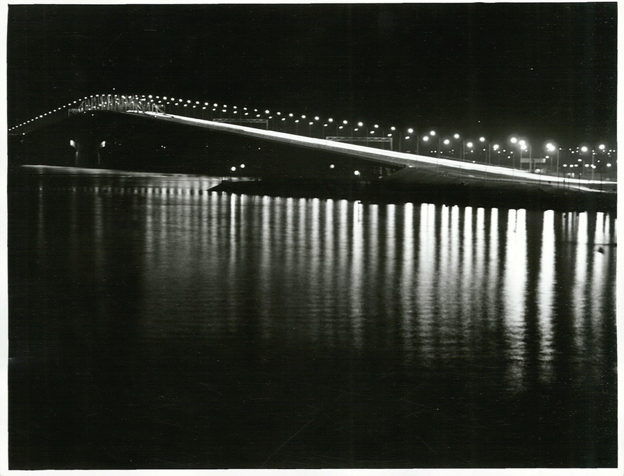 Night traffic on the Auckland Harbour Bridge