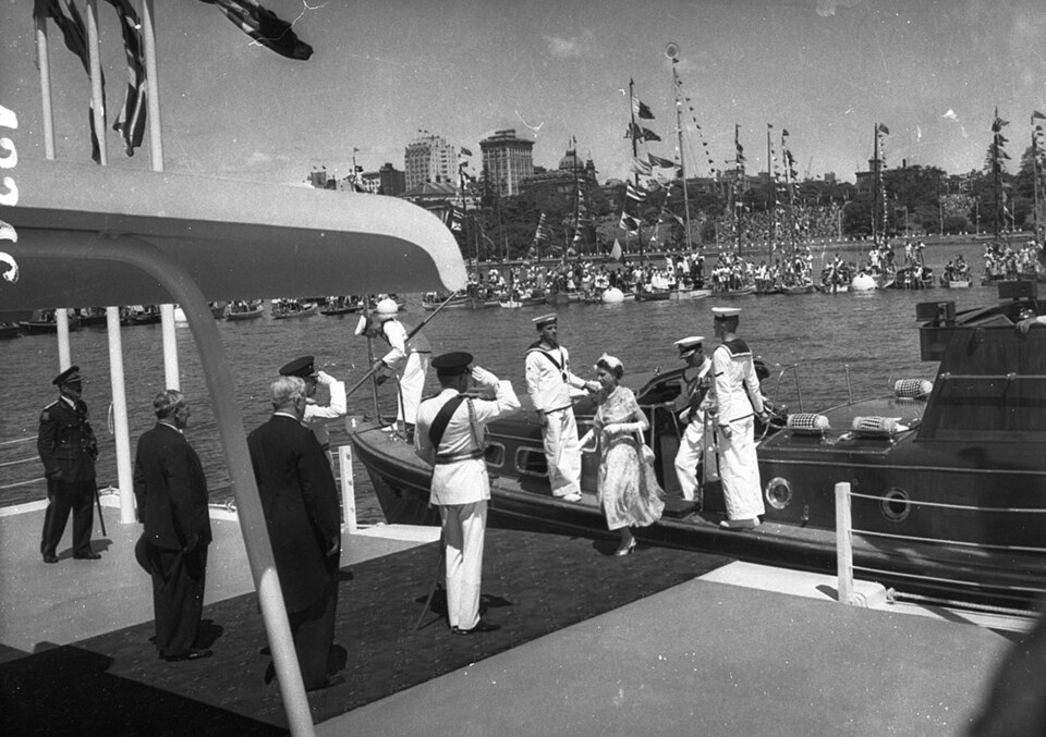The Queen arrives in Sydney